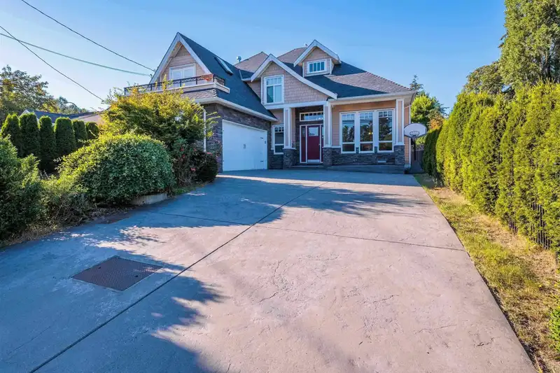 16067 14 AVENUE - photo 2 of 31