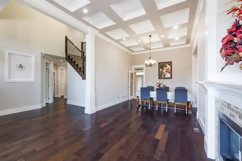 16067 14 AVENUE - photo 4 of 31