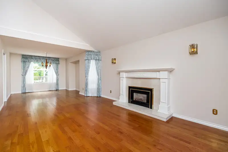 14956 21B AVENUE - photo 4 of 40