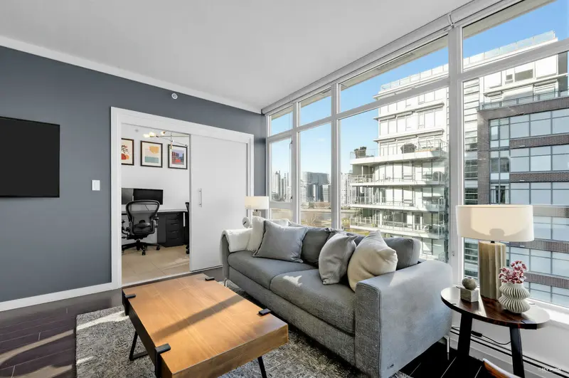 909 1708 COLUMBIA STREET - photo 3 of 25