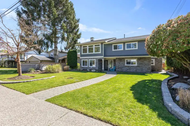 14418 16A AVENUE - photo 2 of 36