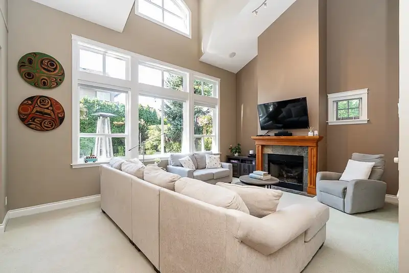 15730 34 AVENUE - photo 4 of 37