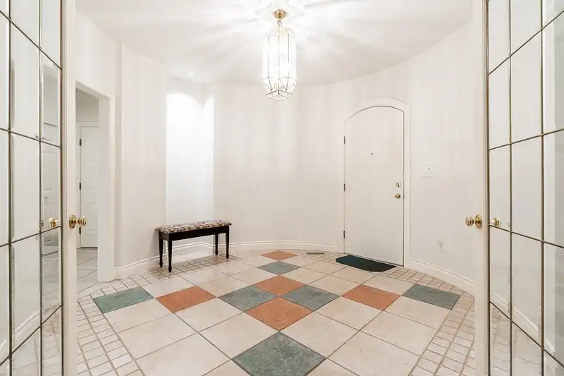 12570 18 AVENUE - photo 4 of 39