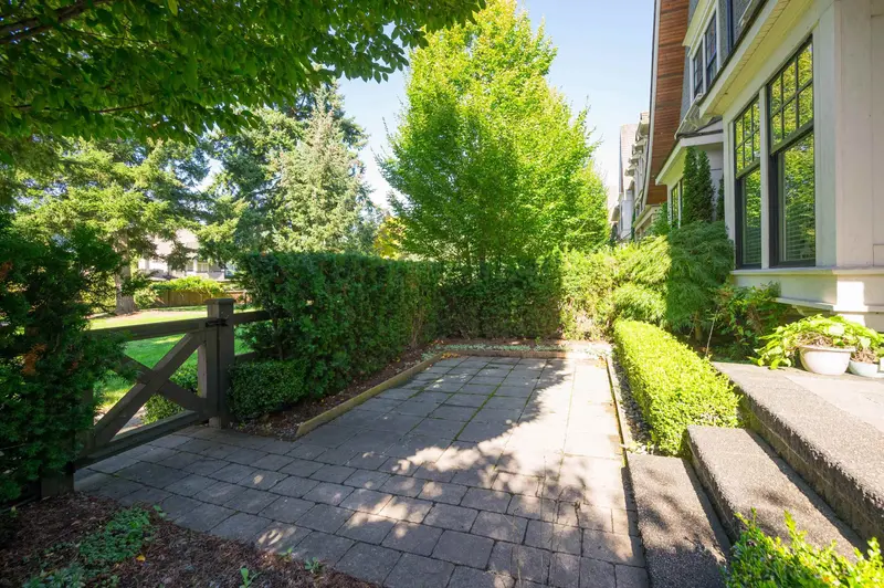 15337 34 AVENUE - photo 3 of 25