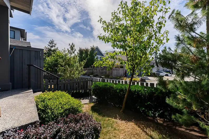 26 16589 25 AVENUE - photo 4 of 25