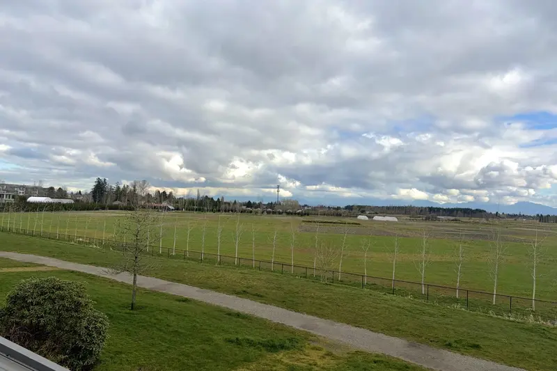 202 6233 LONDON ROAD - photo 2 of 5