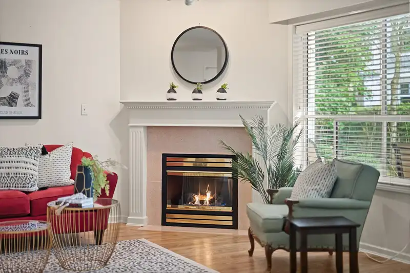103 15290 18 AVENUE - photo 2 of 37