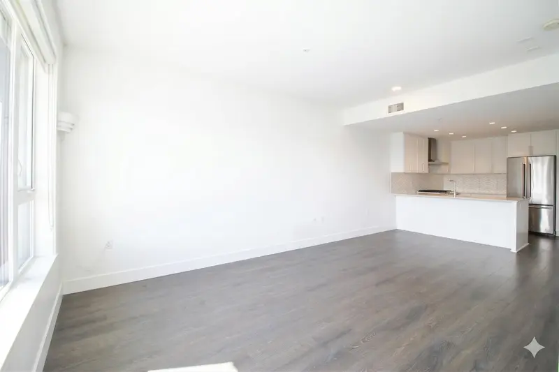 509 4477 HASTINGS STREET - photo 2 of 20