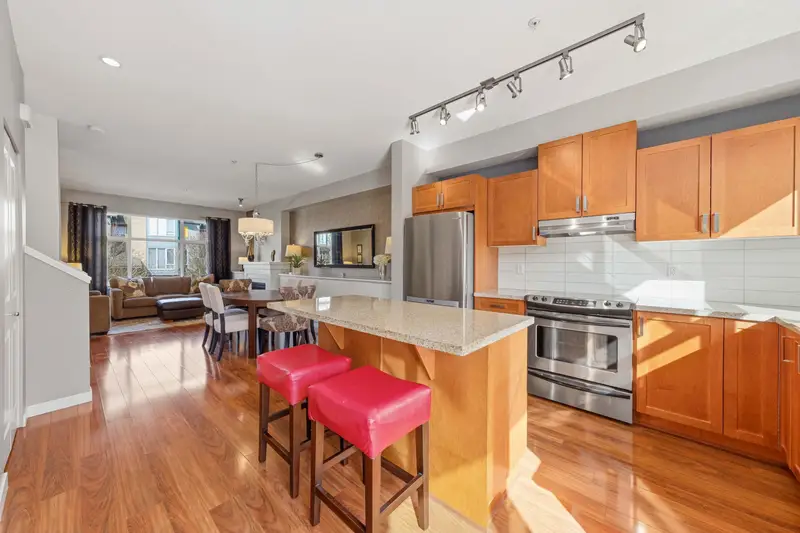 716 ORWELL STREET - photo 3 of 25