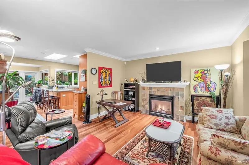 628 E 7TH STREET - photo 3 of 12