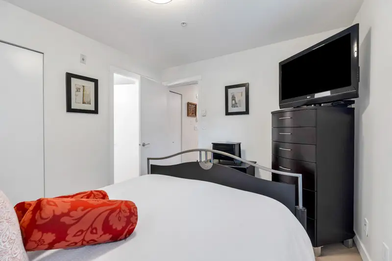 102 736 W 14TH AVENUE - photo 4 of 25