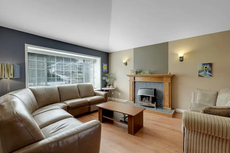 9312 163 STREET - photo 4 of 25