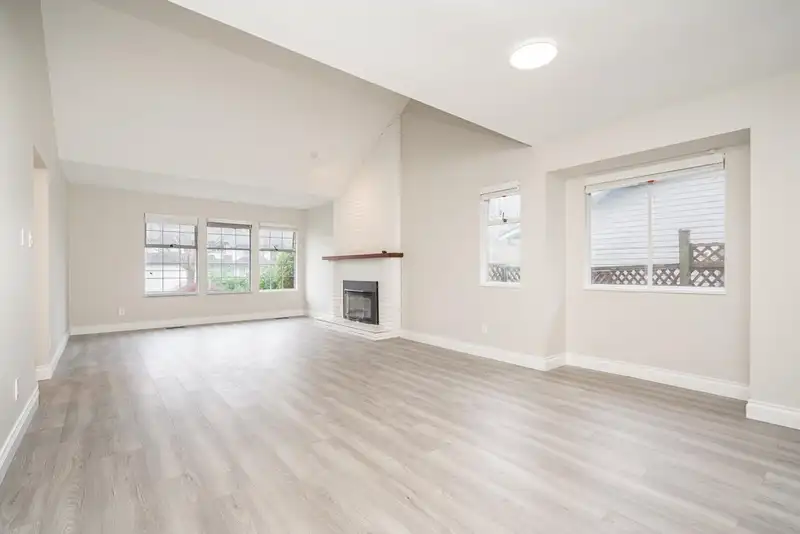 13015 SUMMERHILL CRESCENT - photo 4 of 23