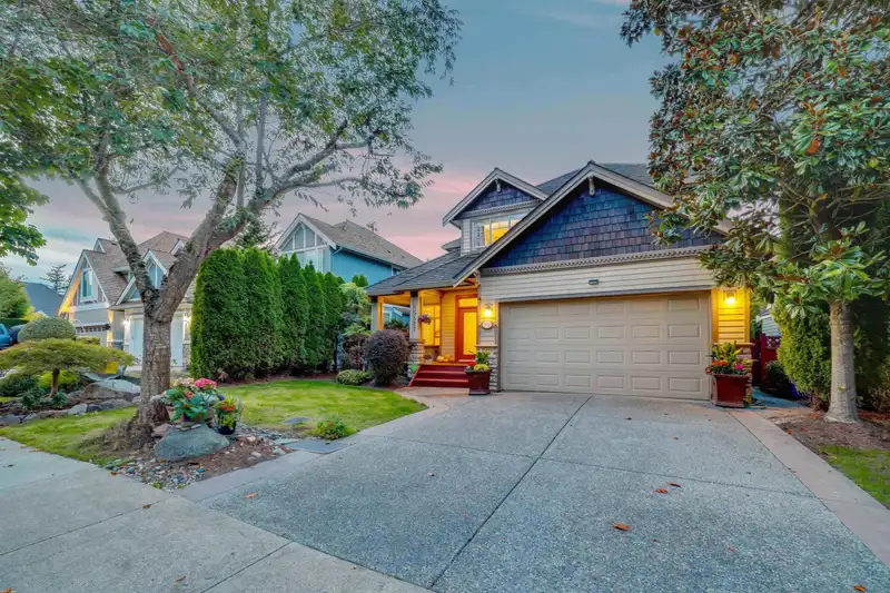 15527 37A AVENUE - photo 3 of 9
