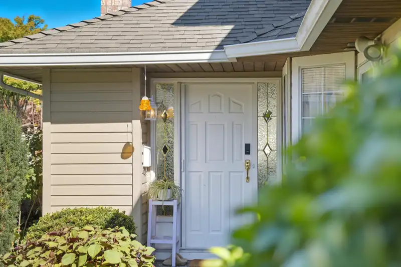 118 15121 19 AVENUE - photo 2 of 28