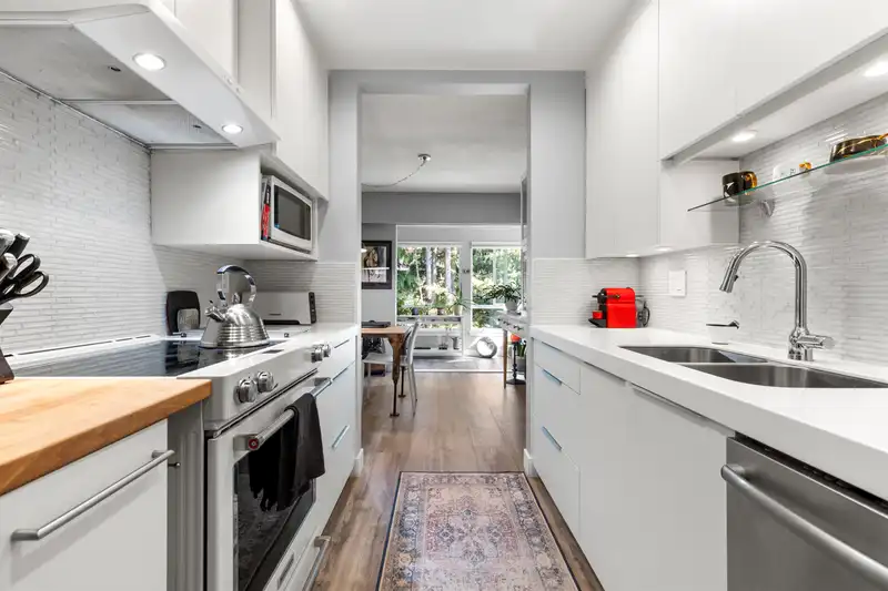 303 1322 MARTIN STREET - photo 2 of 34
