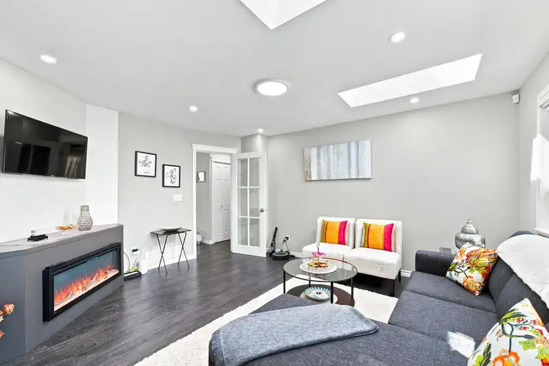 15311 28 AVENUE - photo 3 of 25