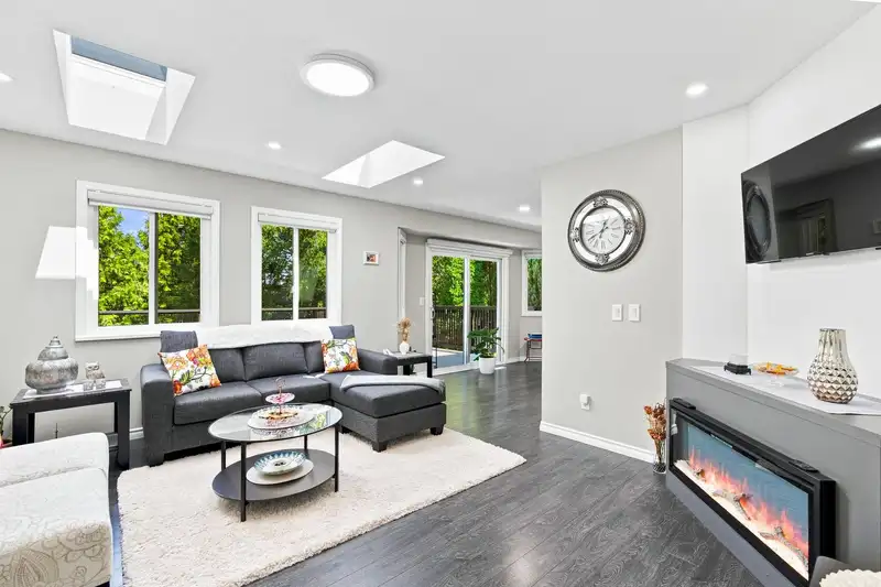 15311 28 AVENUE - photo 4 of 25