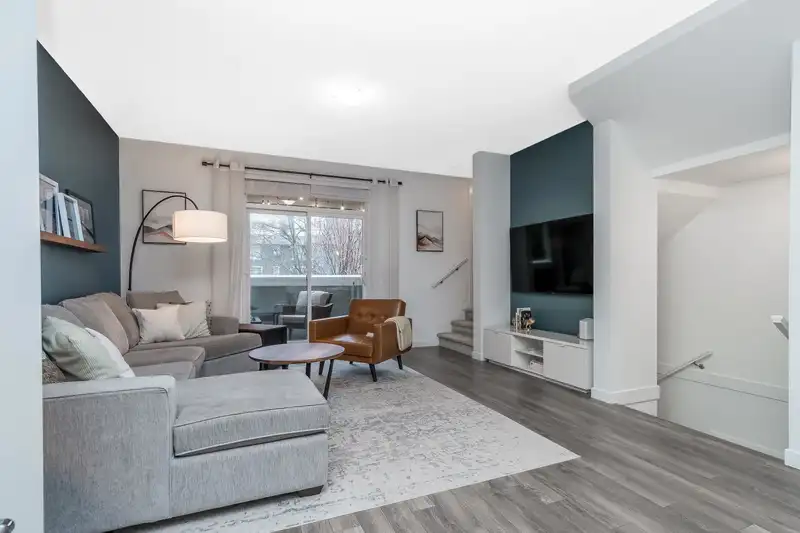 35 16357 15 AVENUE - photo 2 of 38