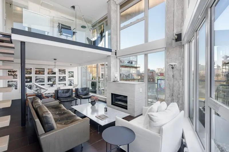 624 289 ALEXANDER STREET - photo 1 of 17