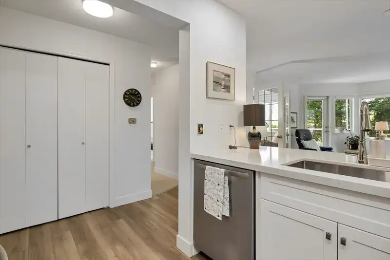 207 13959 16 AVENUE - photo 2 of 25