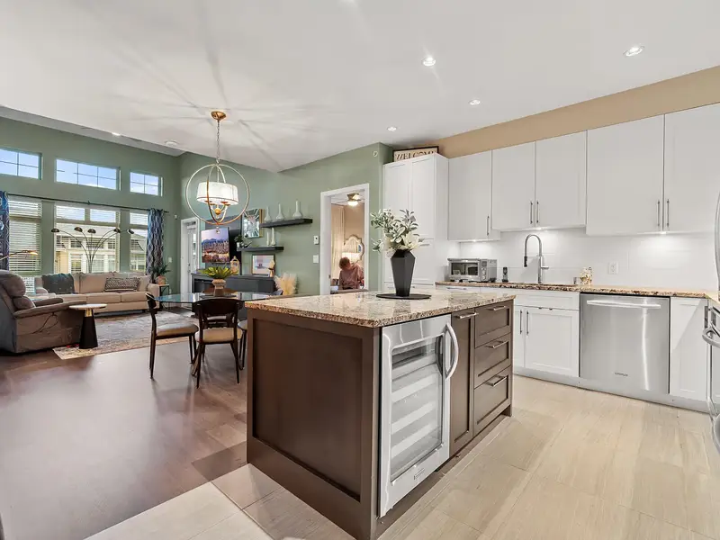 412 15360 20 AVENUE - photo 4 of 25