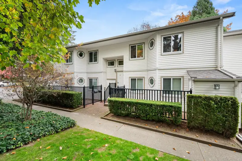 8 12916 17 AVENUE - photo 3 of 25