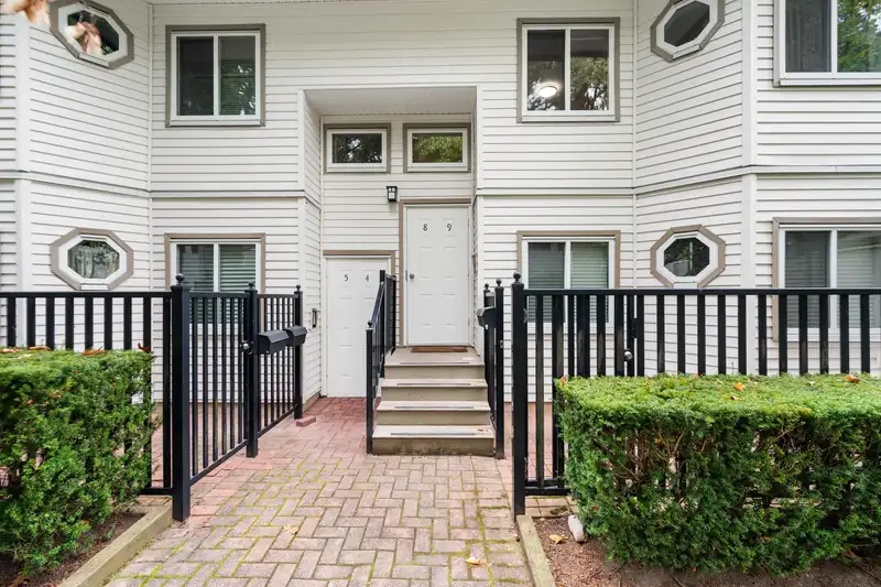 8 12916 17 AVENUE - photo 4 of 25