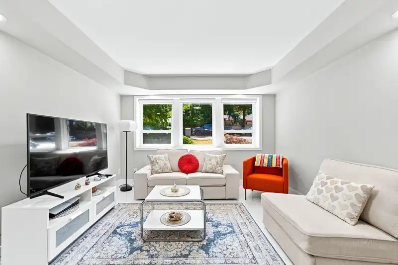 15311 28 AVENUE - photo 2 of 35