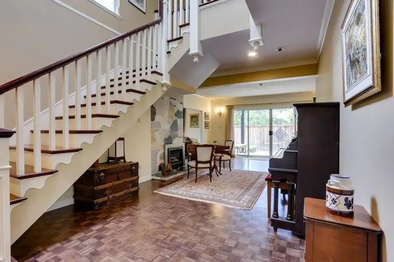 13887 16 AVENUE - photo 4 of 40