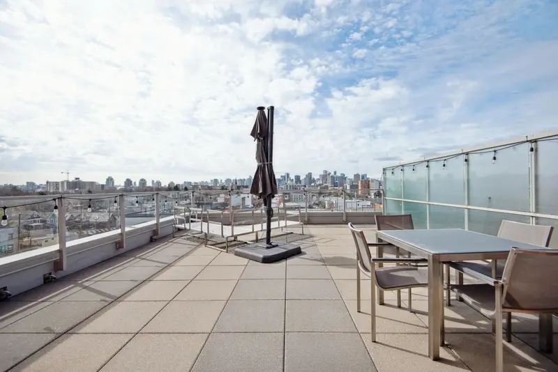 808 933 E HASTINGS STREET - photo 2 of 25