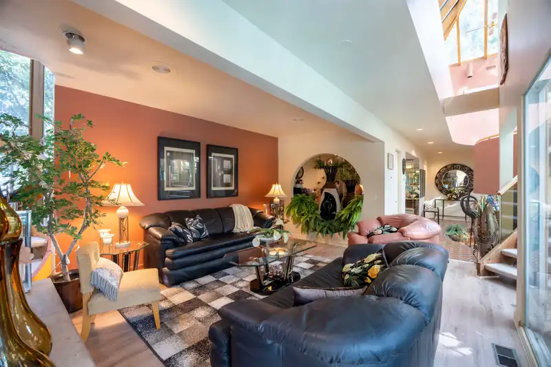 13642 28 AVENUE - photo 2 of 37