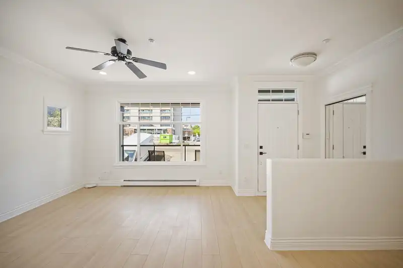 15554 RUSSELL AVENUE - photo 4 of 35