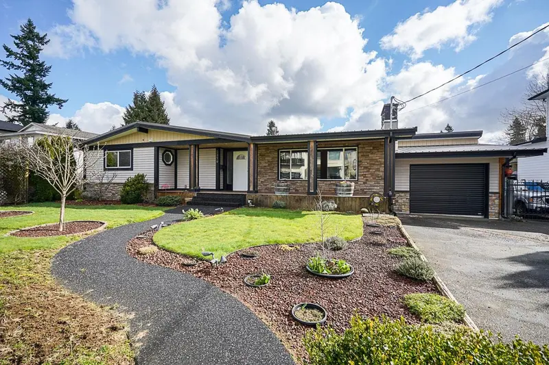 2370 LYNDEN STREET - photo 2 of 25