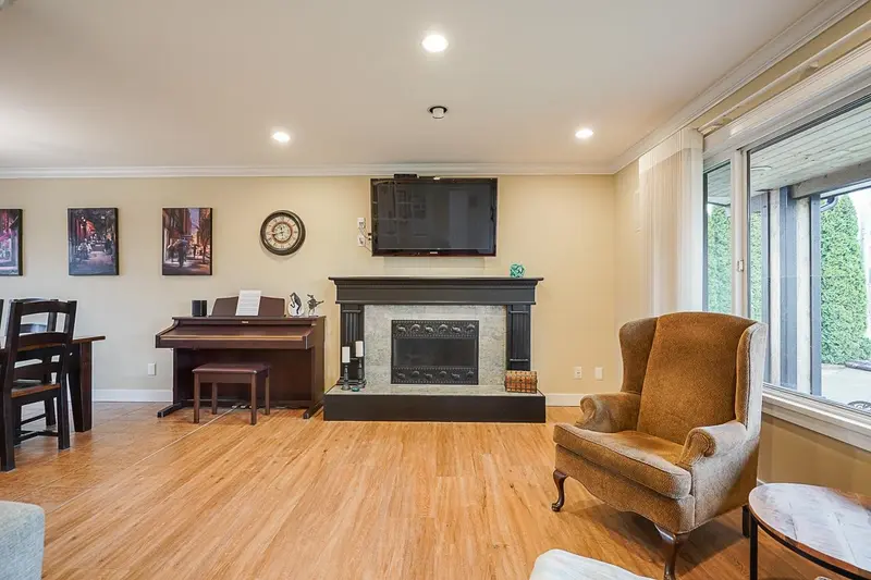 2370 LYNDEN STREET - photo 4 of 25