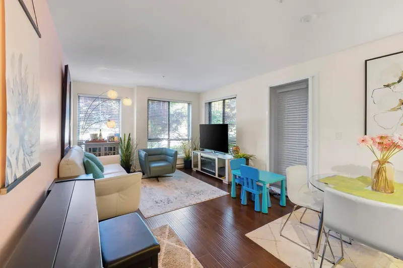 211 500 ROYAL AVENUE - photo 1 of 25