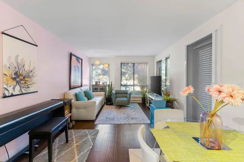 211 500 ROYAL AVENUE - photo 3 of 25