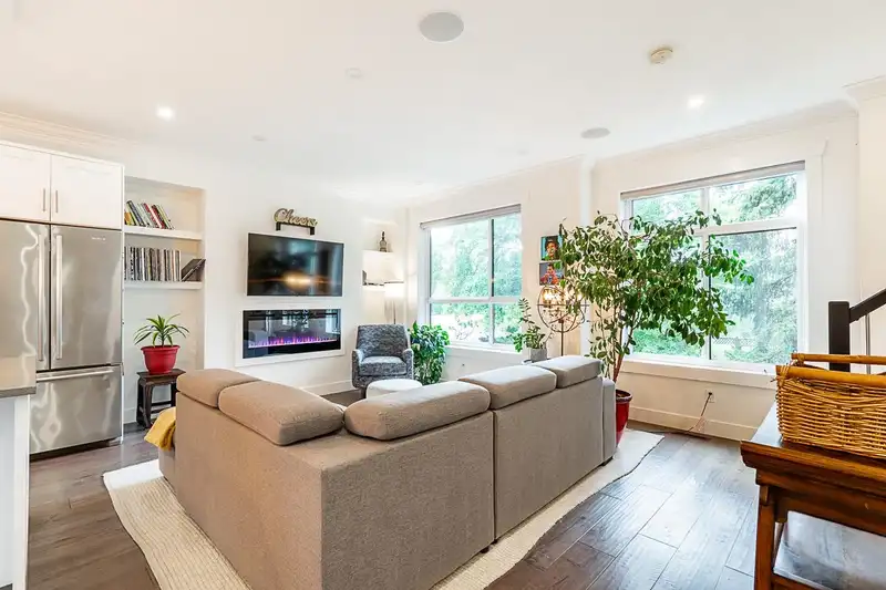 21 15885 16 AVENUE - photo 4 of 40