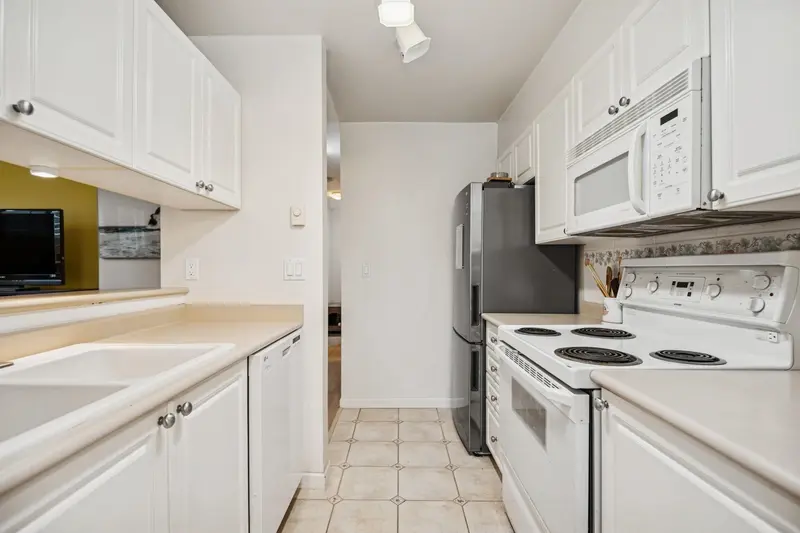 206 2490 W 2ND AVENUE - photo 4 of 10