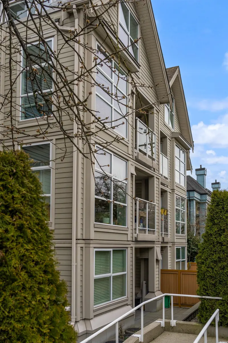 204 3168 LAUREL STREET - photo 2 of 25