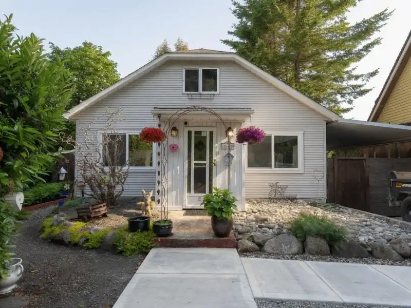 2725 GORDON AVENUE - photo 1 of 39