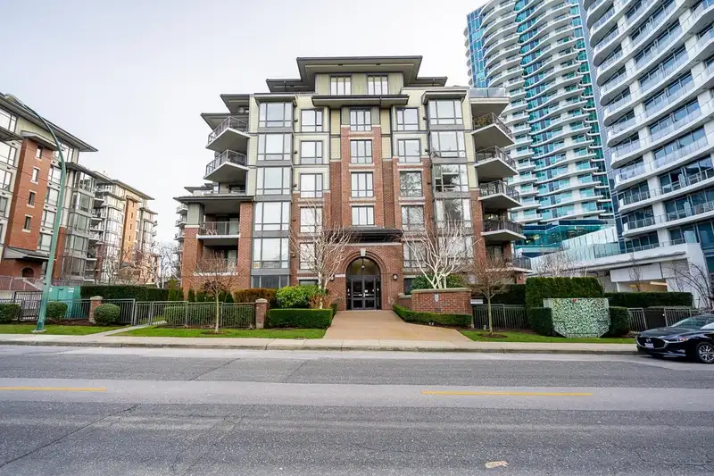 302 1550 MARTIN STREET - photo 1 of 39