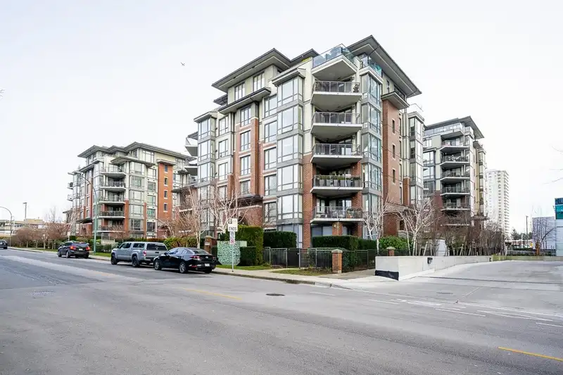 302 1550 MARTIN STREET - photo 3 of 39
