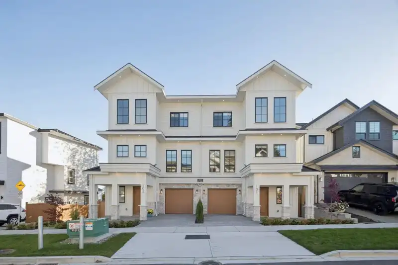 101 16042 9A AVENUE - photo 2 of 25