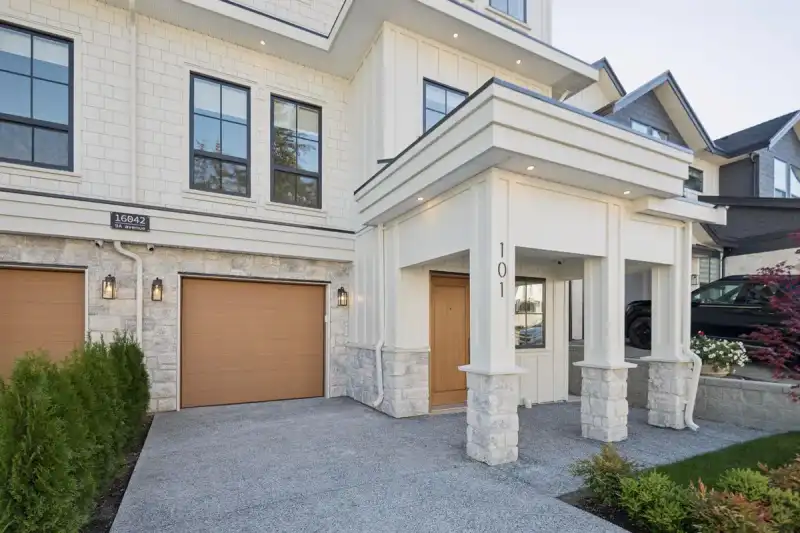 101 16042 9A AVENUE - photo 4 of 25