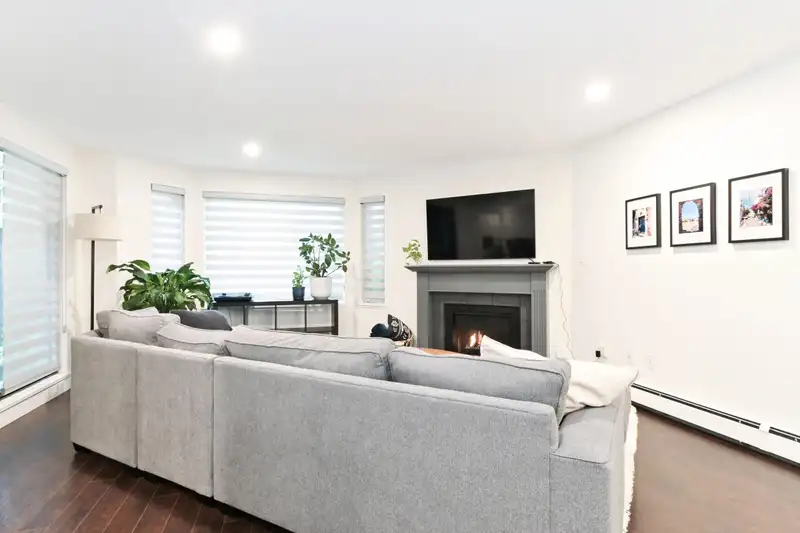 119 15300 17 AVENUE - photo 2 of 25
