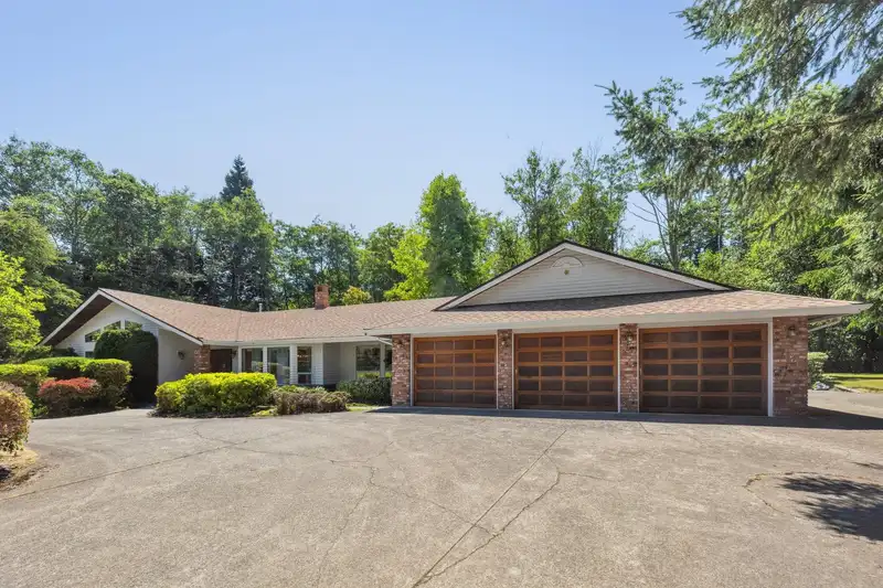 14324 25 AVENUE - photo 3 of 40