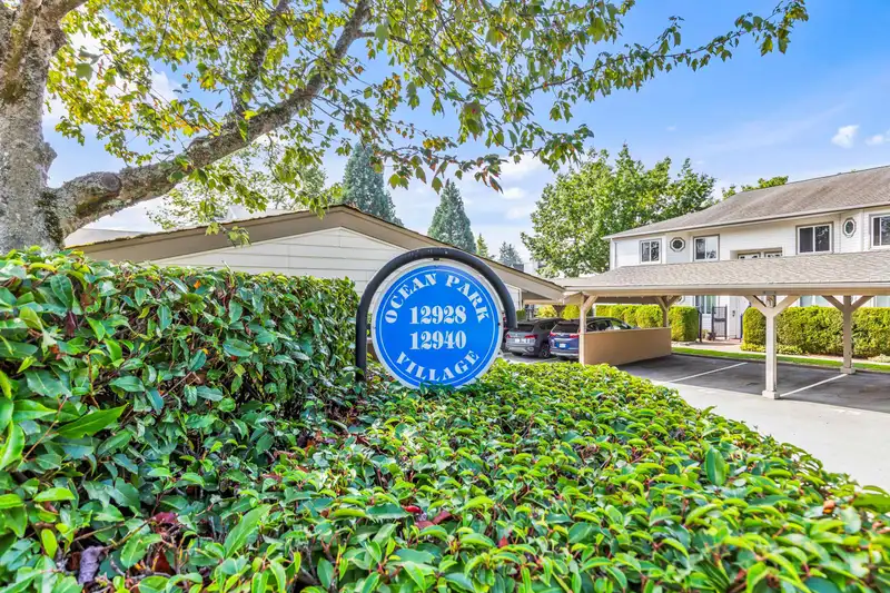 12 12928 17 AVENUE - photo 3 of 33