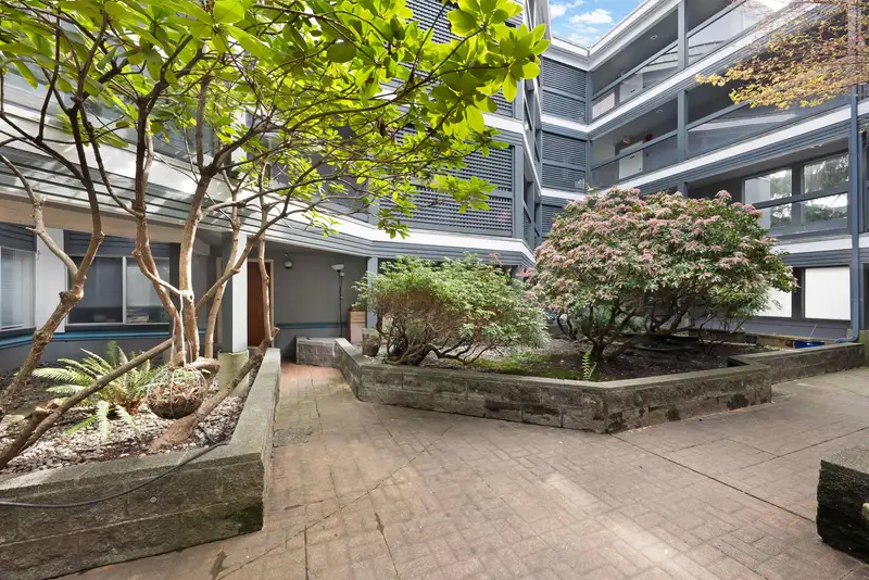 8 1355 W 4TH AVENUE - photo 2 of 22