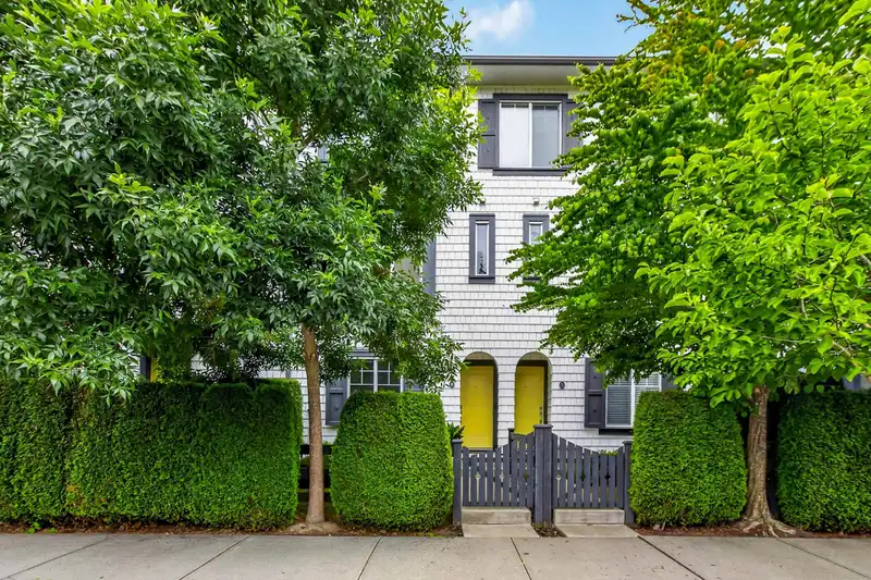 4 16357 15 AVENUE - photo 1 of 25